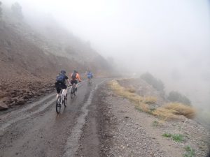 mountainbike in de mist